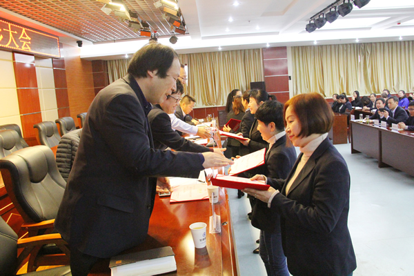 裝備公司舉行慶“三八”國際勞動婦女節(jié)暨“三八紅旗手”、“五好家庭”表彰會