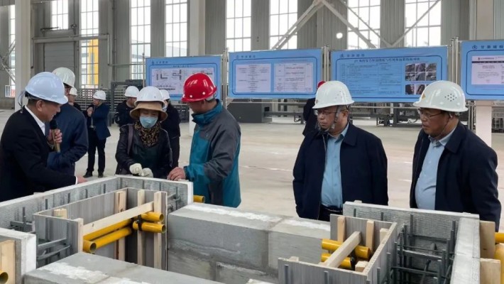 【“三抓三促行動”】省住建廳標(biāo)準(zhǔn)辦盧勃一行考察調(diào)研 甘肅建投裝備公司“免拆復(fù)合保溫模板”項目
